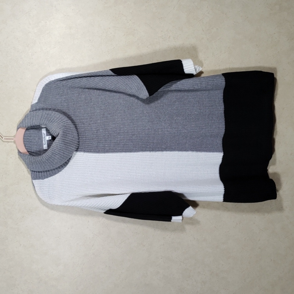 NorthStyle Gray and Black Short Sleeve Colorblock Turtleneck Sweater
